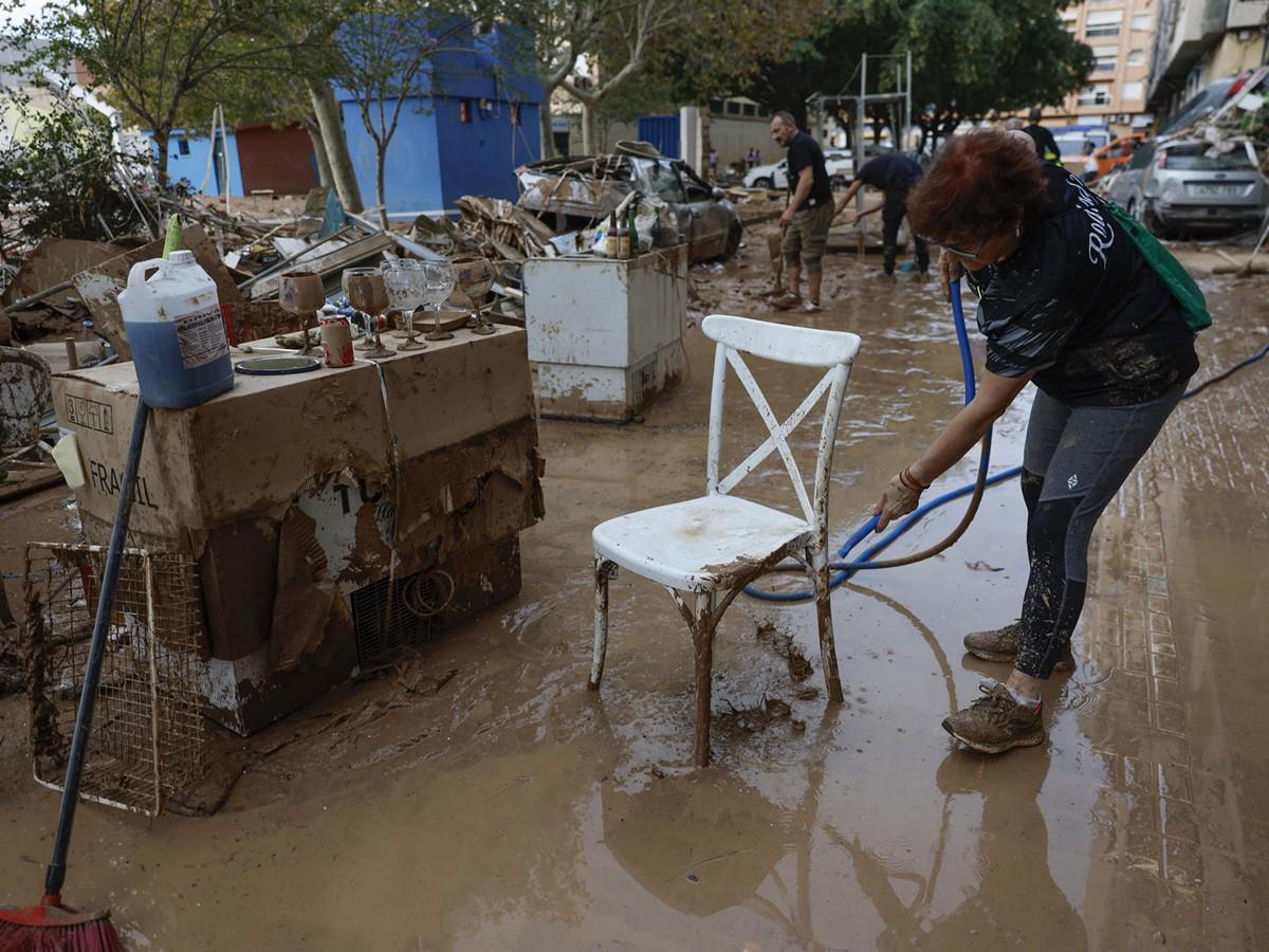 Cientos de voluntarios trabajan en la limpieza y búsqueda de desaparecidos en Valencia