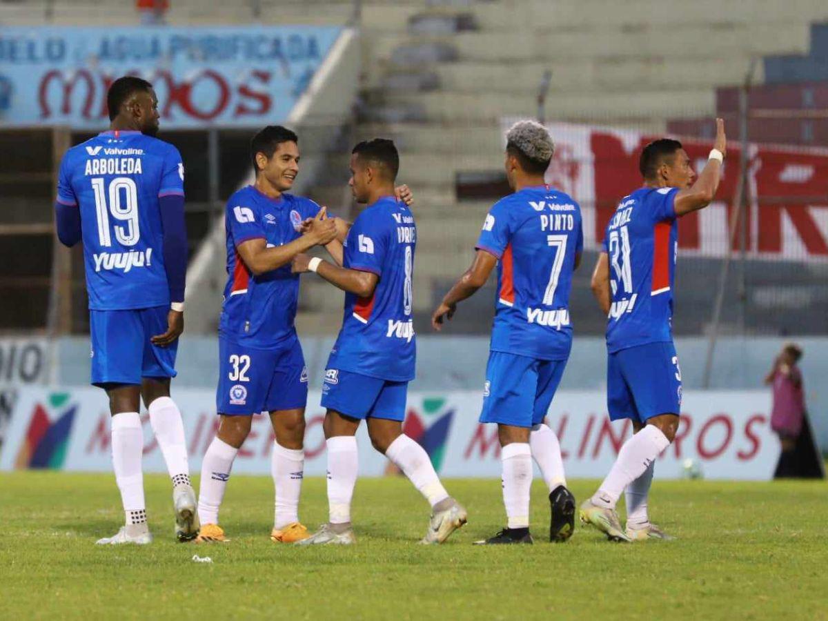 Los jugadores de Olimpia celebran el golazo anotado por Carlos Pineda.