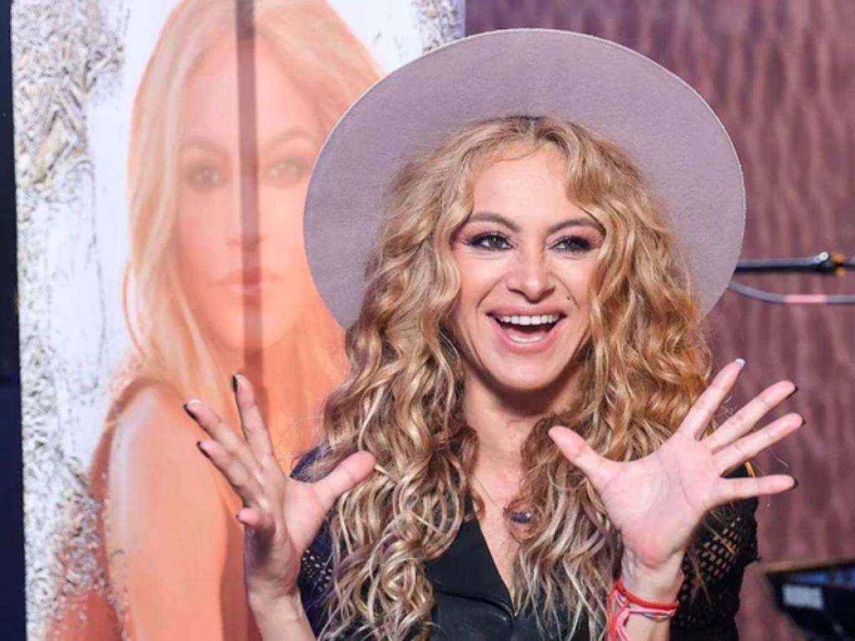 Captan a Paulina Rubio haciendo del baño en una playa