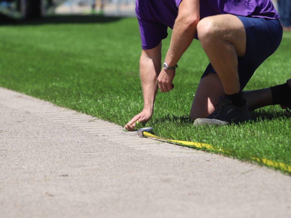 El trabajo de cosido de la cancha del Estadio Nacional es realizado por TMS Grass.