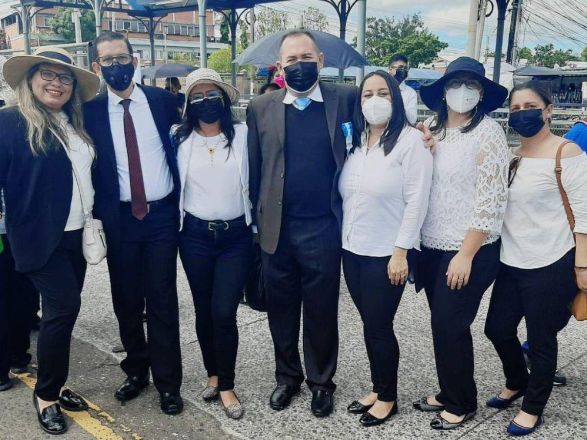 Docentes de la institución también participaron durante el desfile.