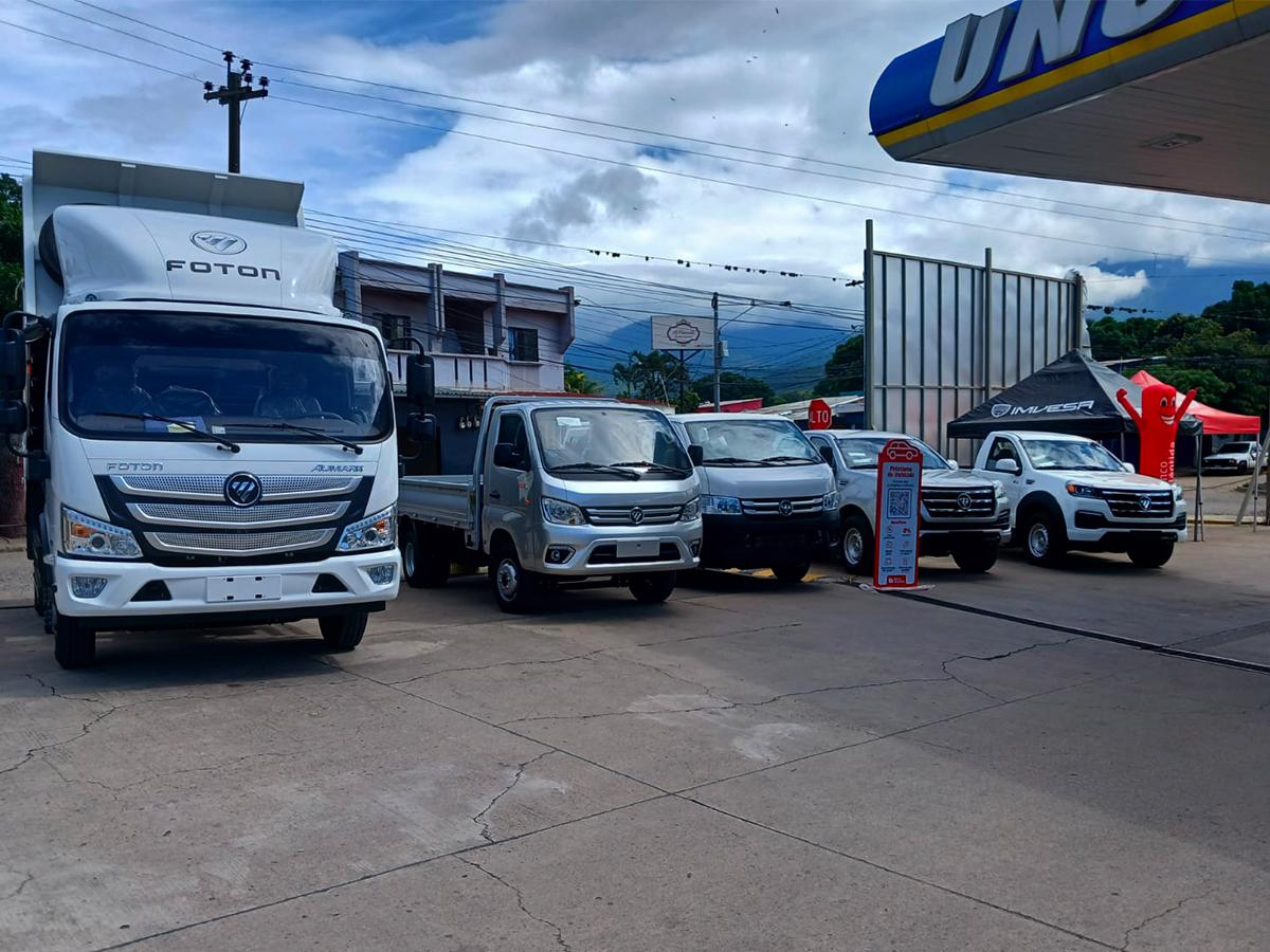 Visitantes de Comayagua exploran los vehículos Foton durante la gira “Foton Impulsa tu Negocio”.