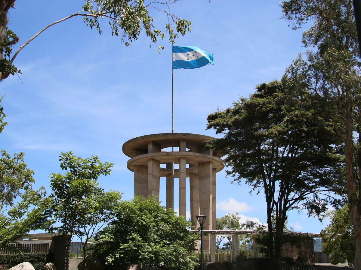 Bandera Nacional de Honduras, el manto sagrado que ondea por 156 años