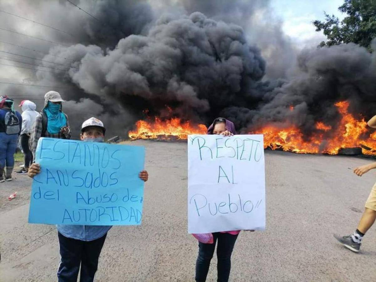 Con pancartas, los pobladores hicieron el llamado a las autoridades.