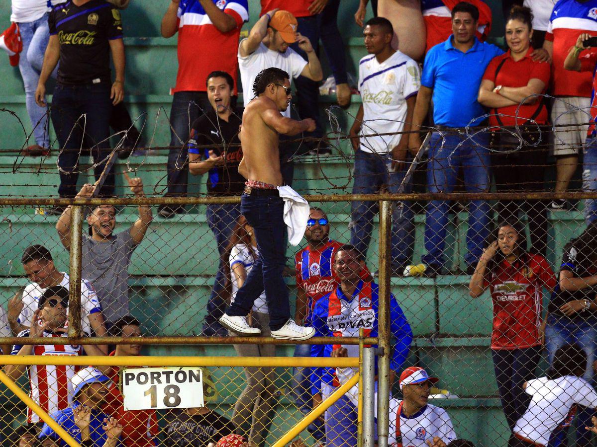 Así fue el momento en que “Rasquiña” saltó desde el sector de Sol para entrar a la cancha.