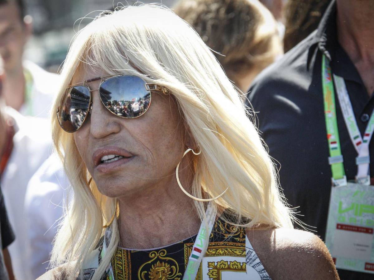 Donatella Versace y su “nuevo rostro” dividen a sus fanáticos en redes