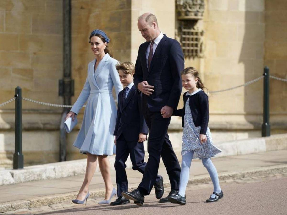 William y Kate lideran a la realeza en el servicio de Pascua; reina ausente