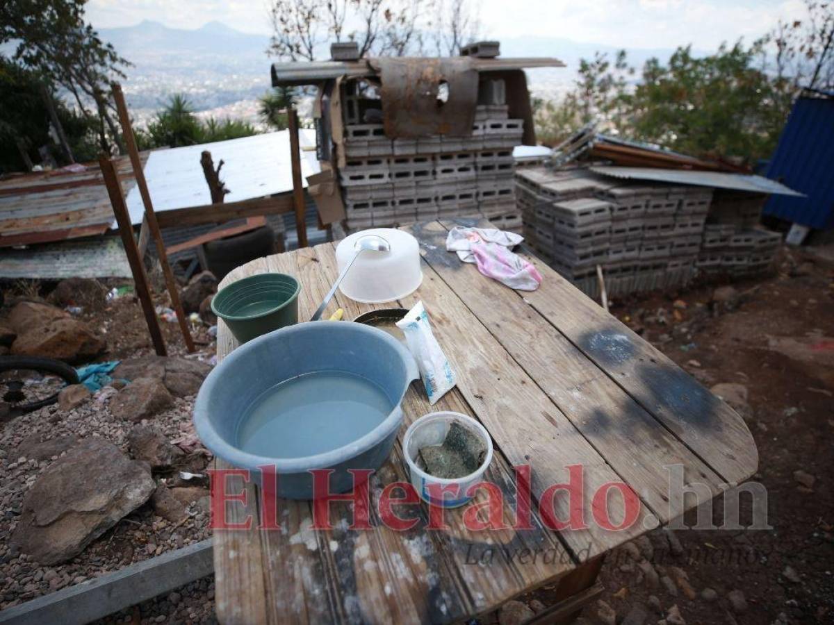 Ni siquiera lavanderos ni pilas tienen las familias que residen en colonias de las zonas más altas de la ciudad. Almacenan el agua en pailas y baldes.