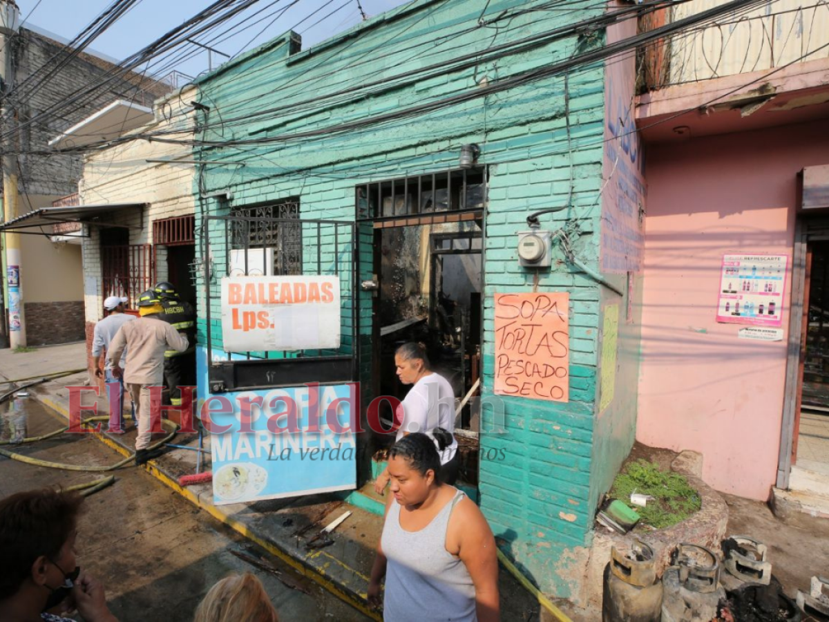 Incendio arrasa con negocio de comidas en el barrio Villa Adela