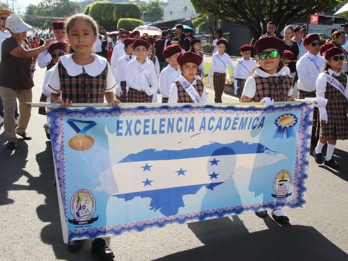 Un cuadro de honor integrado por estudiantes de diferentes grados.