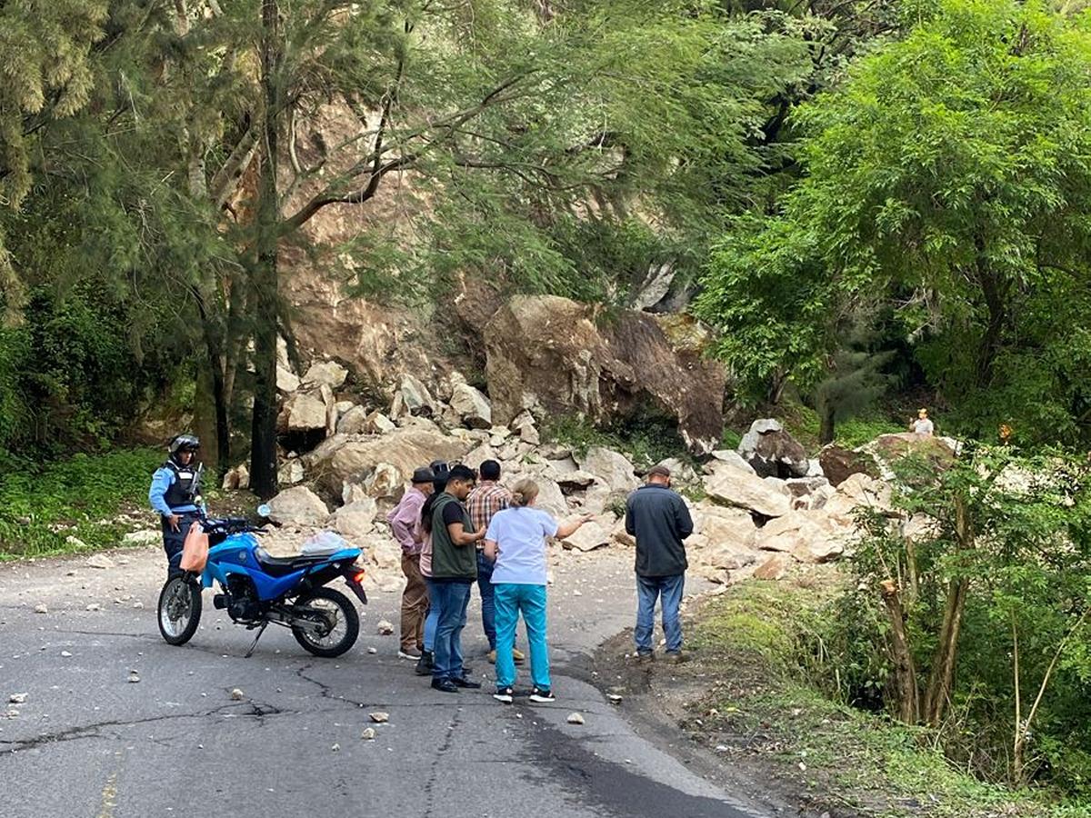 La calle quedó completamente obstaculizada debido a las enormes rocas que cayeron.