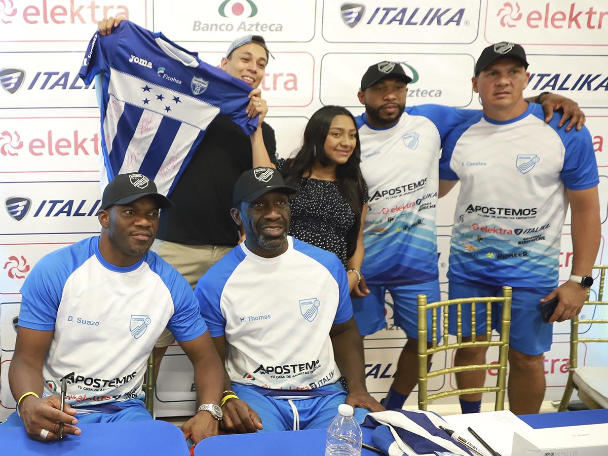 <i>Grandes estrellas del fútbol hondureño compartieron con sus fans en la firma de autógrafas. </i>