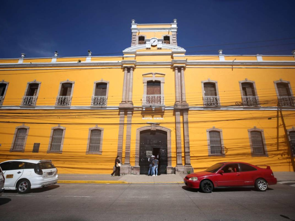 Pacientes denuncian que no hay fármacos en el San Felipe