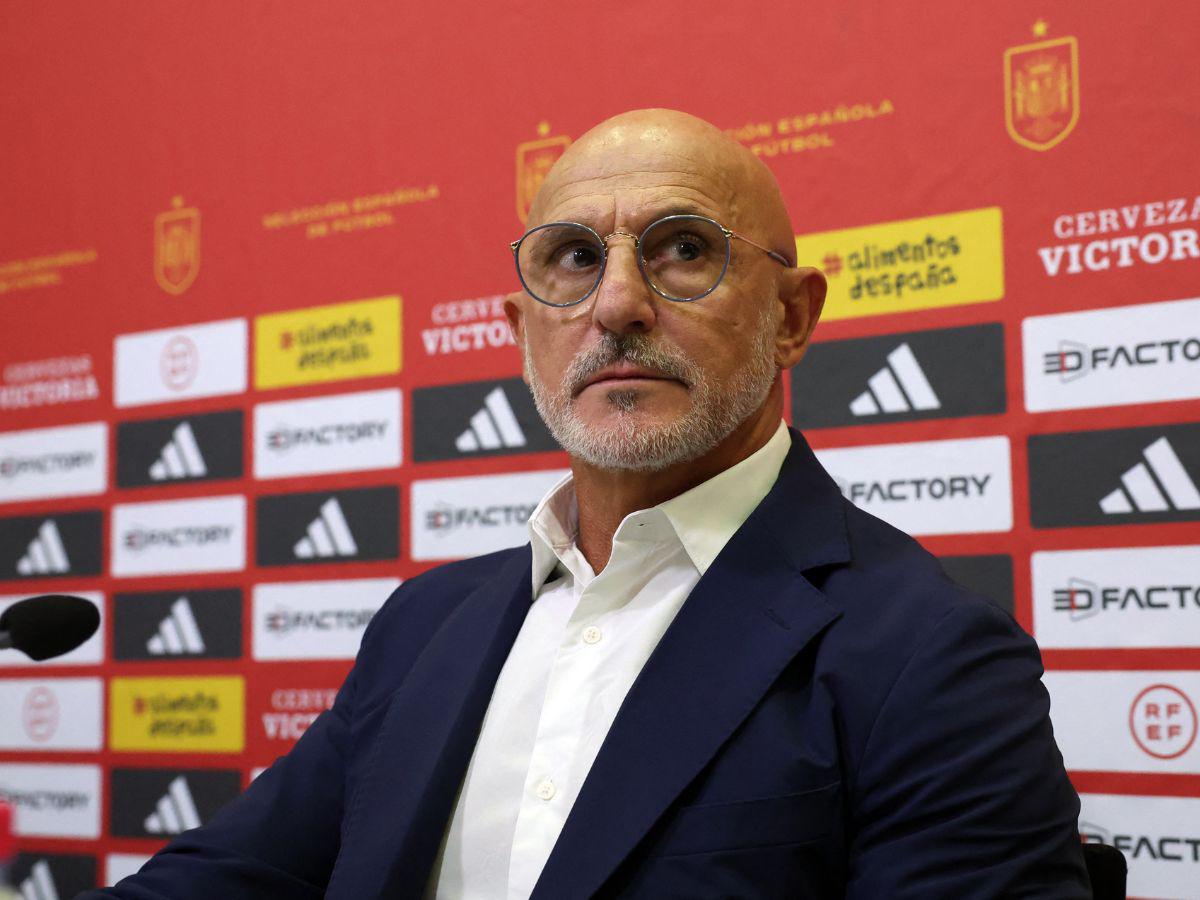 Seleccionador de ‘la Roja’ masculina pide “perdón” por aplaudir a Luis Rubiales