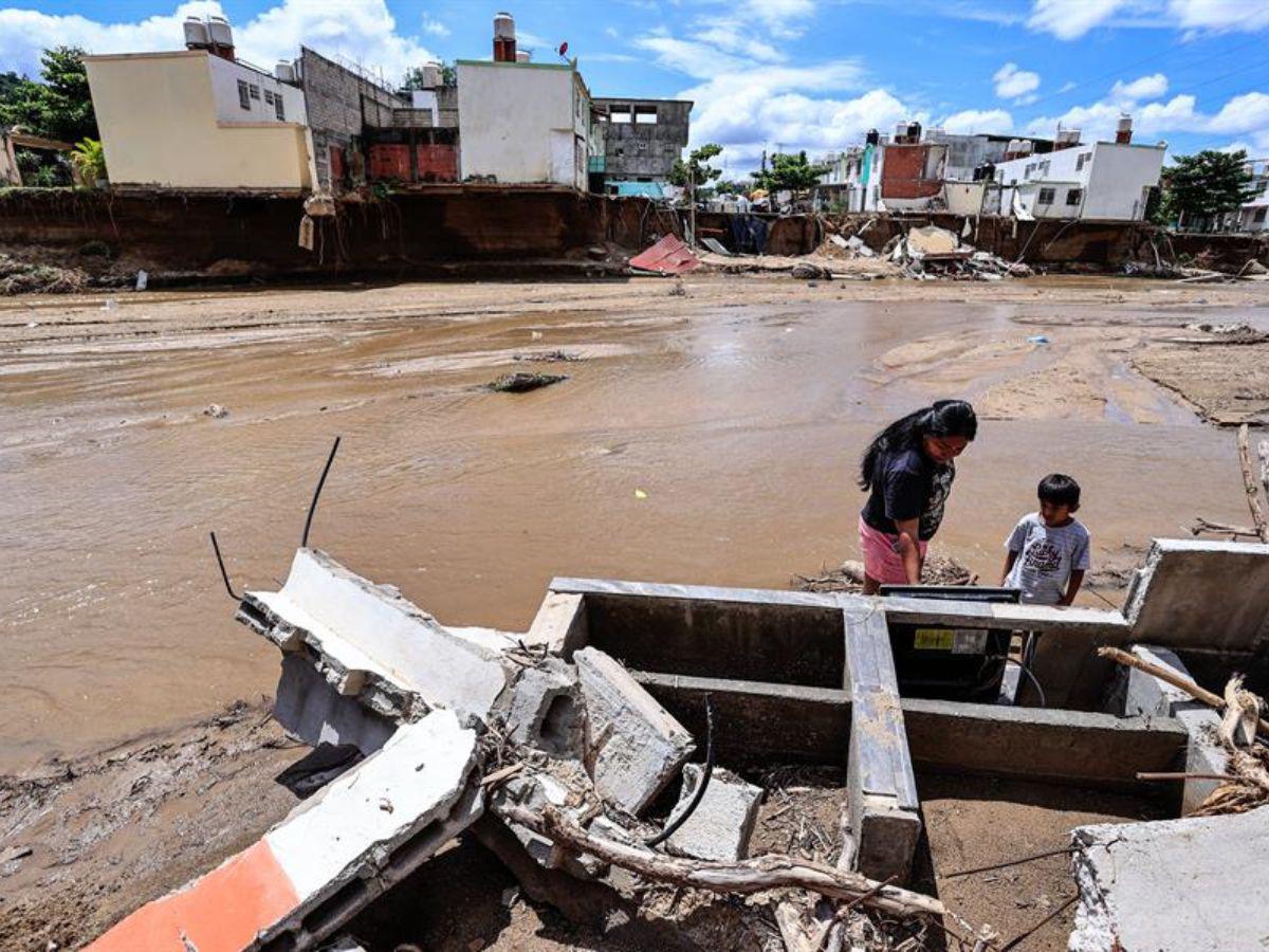 Lluvias del huracán John derrumban casas y sueños de familias en Acapulco, México