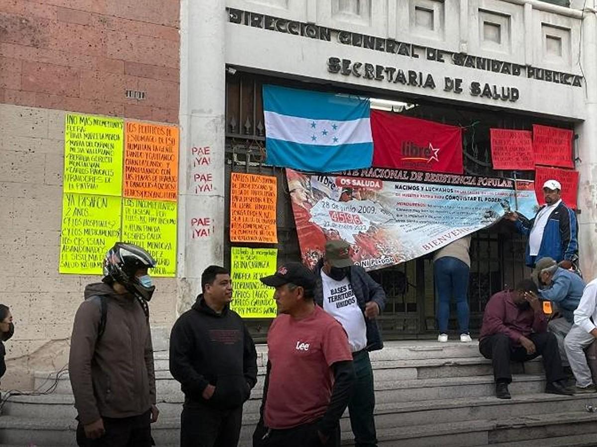 “Fuera mapaches”, la consigna con la que colectivos de Libre se toman Secretaría de Salud