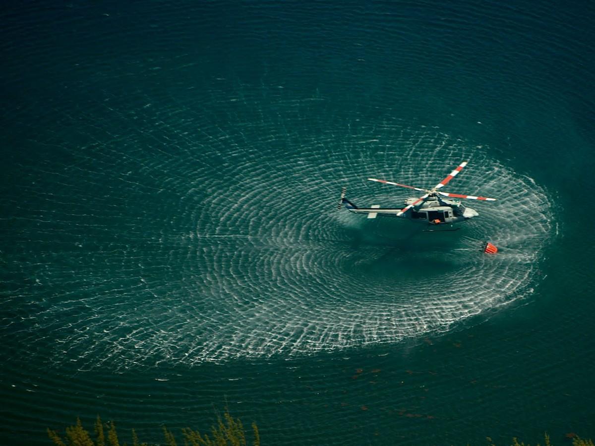 Se empleó un bambi bucket para acarrear agua del mar y lanzarla sobre la zona que estaba siendo afectada.