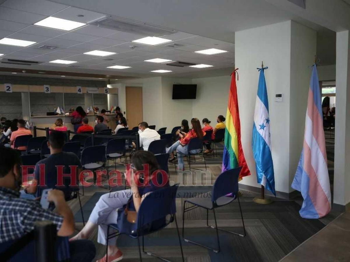 La bandera de la diversidad también fue instalada en varias secretarías de Estado.