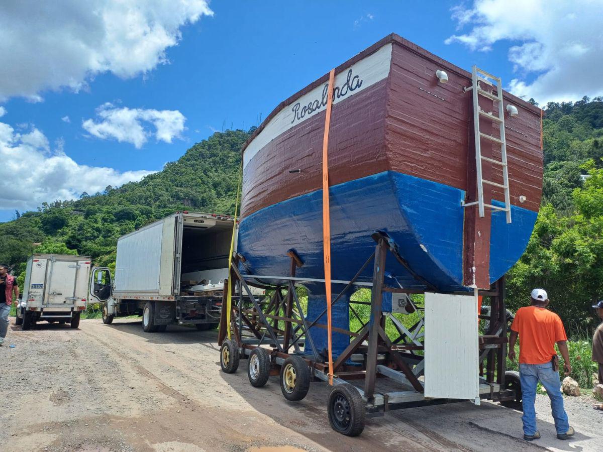 Velero Rosalinda quedó varado sin poder navegar en el litoral Pacífico