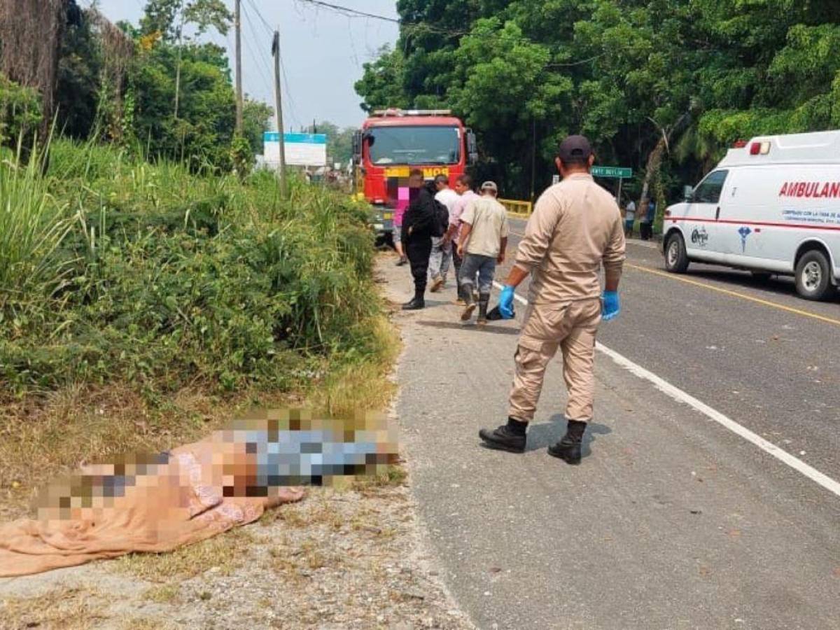 El cuerpo del hombre quedó tendido a orilla de la calle, tras ser embestido por la rastra.