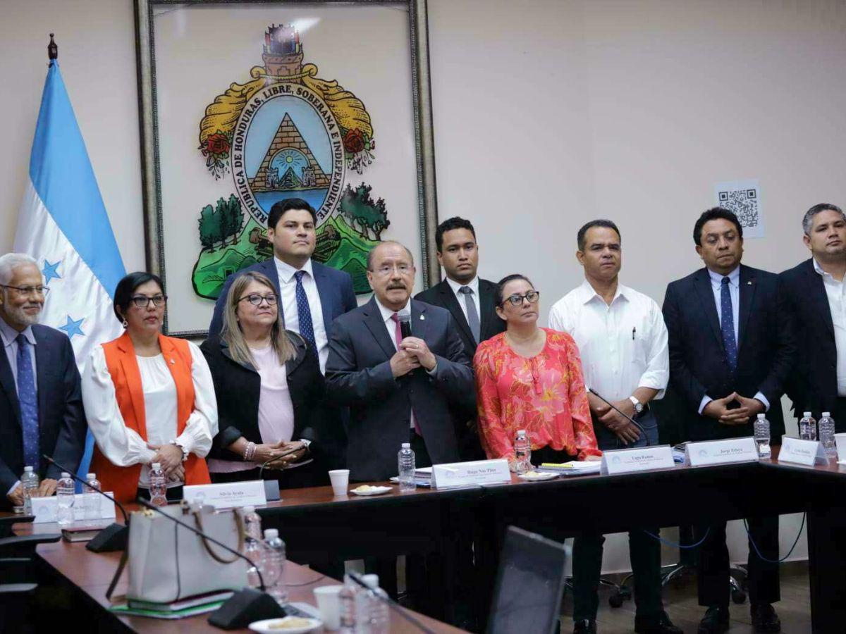 Fosdeh y Colegio de Economistas plantean sugerencias sobre Ley de Justicia Tributaria al Congreso Nacional