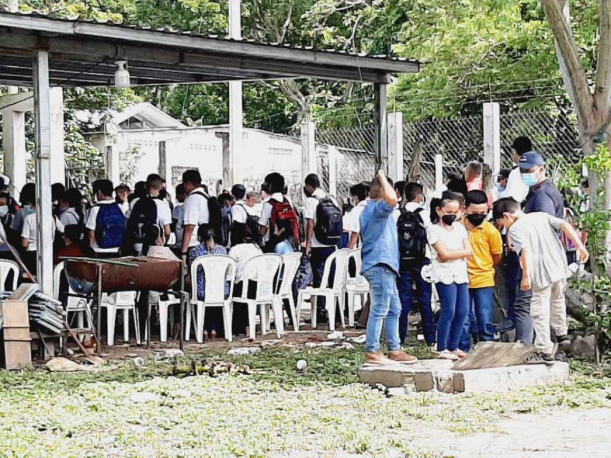 Los compañeros y amigos de la adolescente asistieron a su velorio.