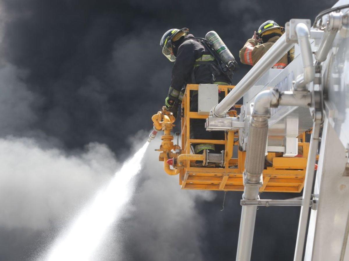 Infierno en El Prado: Bomberos batallan contra las furiosas llamas