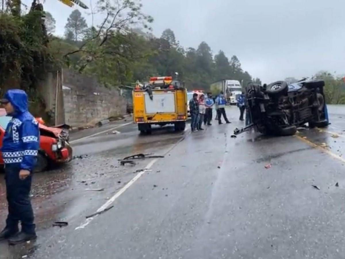 Así quedaron ambos automóviles tras el choque, uno a la orilla de la CA-5 y otro en mitad de la vía de alto tránsito.