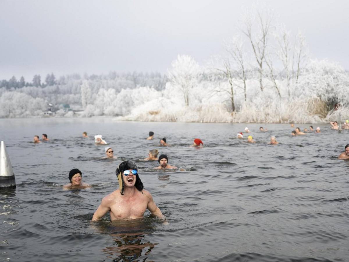 Suiza recibe Año Nuevo 2025 con chapuzón en gélidas aguas del lago Moossee