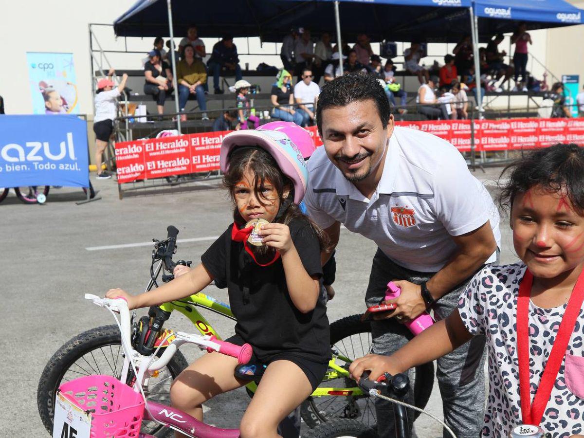 A toda marcha pedalearon niños y niñas en la categoría 5-6 años de la Vuelta Ciclística Infantil