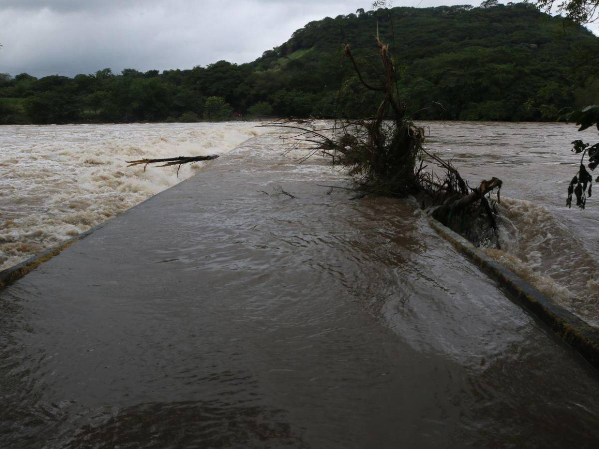 Incomunicados en el sur de Honduras por crecida de ríos tras lluvias