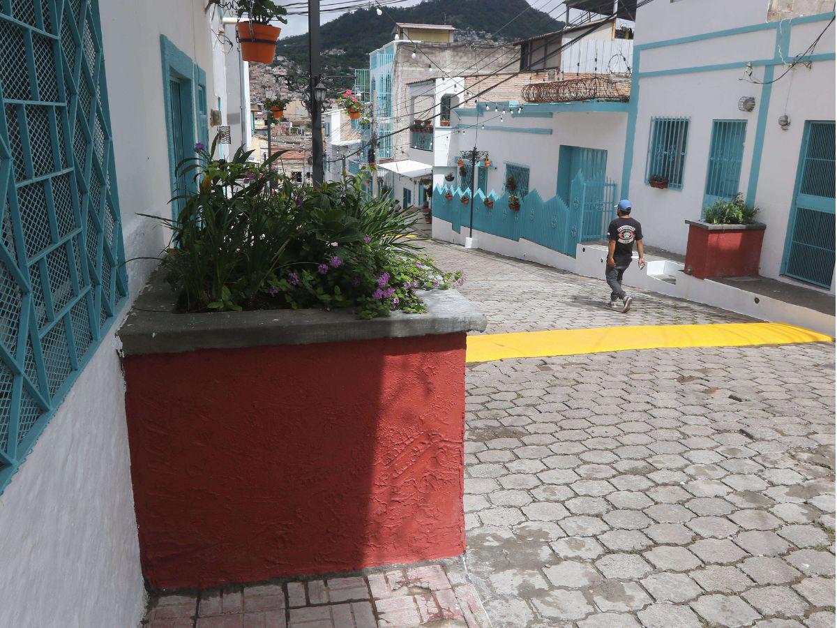 El blanco y el celeste iluminan la “calle sin sol” del barrio Morazán