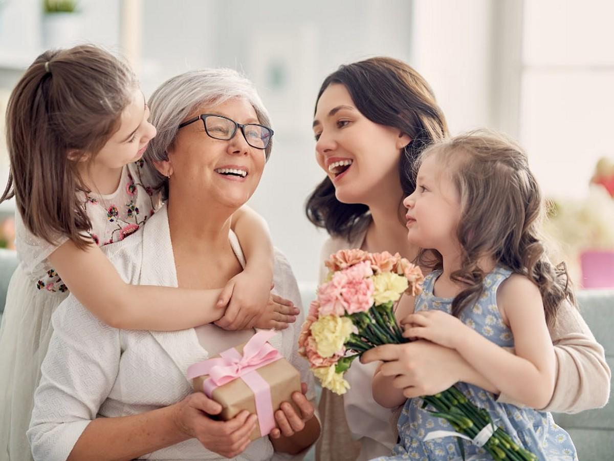 Políticos hondureños honran a las madres en su día en redes sociales