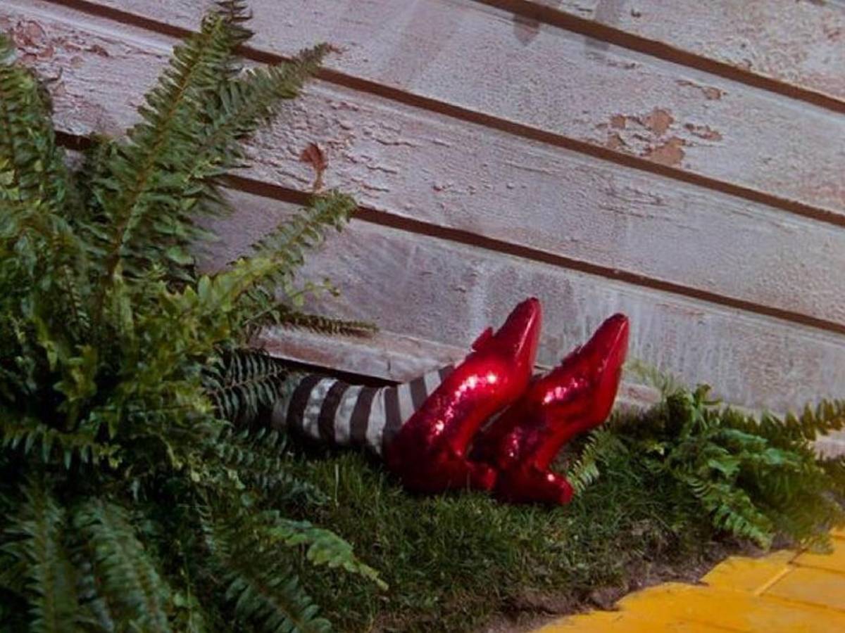 De seda y lentejuelas, subastan los zapatos rubí de Dorothy de El Mago de Oz