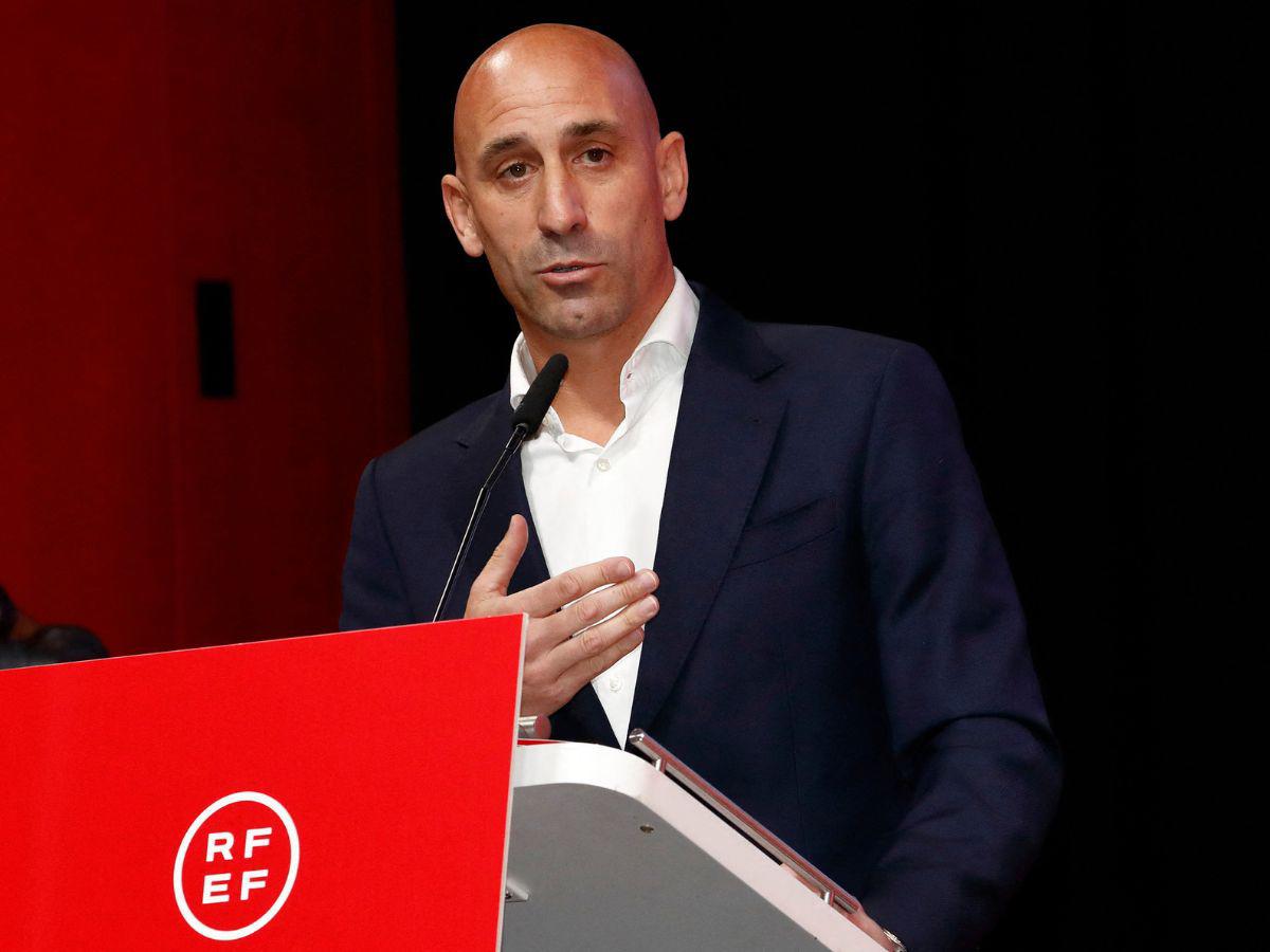 Luis Rubiales, presidente del fútbol español rechaza dimitir tras caso de beso forzado