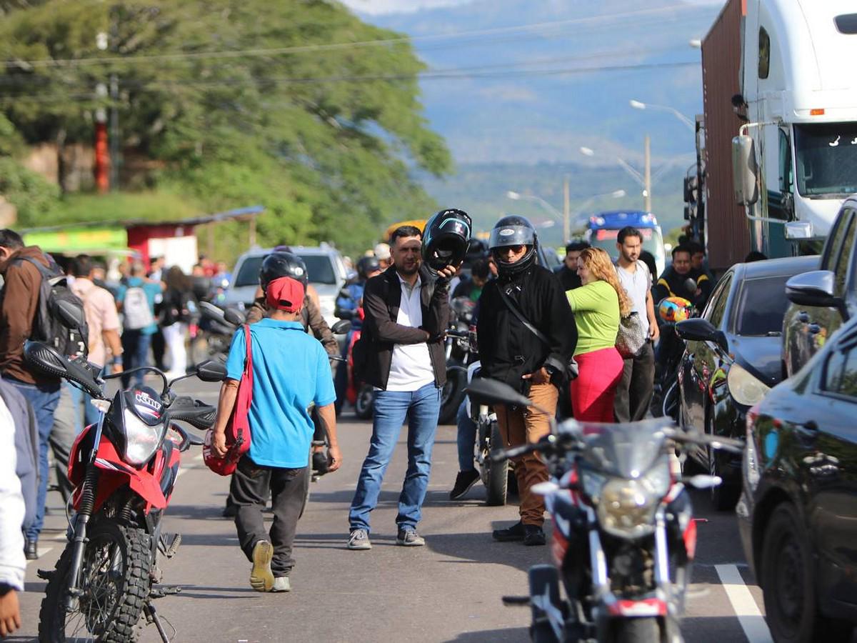 Con quema de llantas y pancartas, bloquean carretera CA-5 y exigen justicia para Juan López