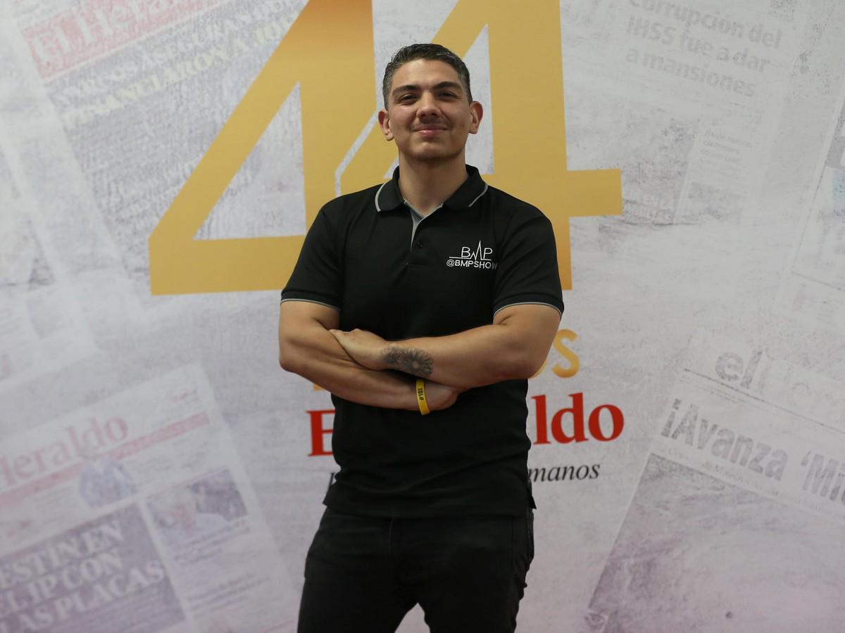 Henry Andino, el productor de BMP, visitó la sala de redacción de El Heraldo.