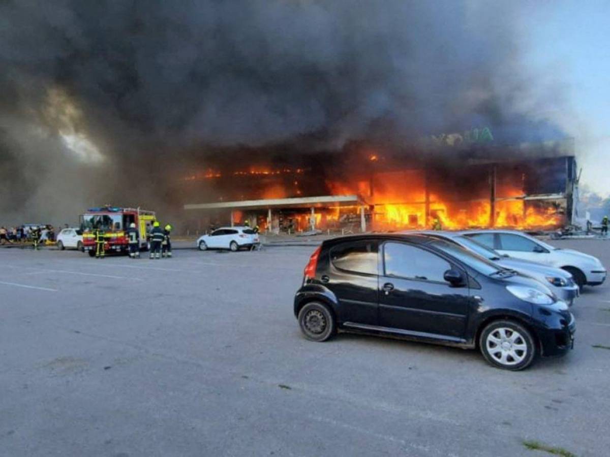 Al menos 10 muertos y 40 heridos dejó impacto de un misil ruso en centro comercial de Ucrania