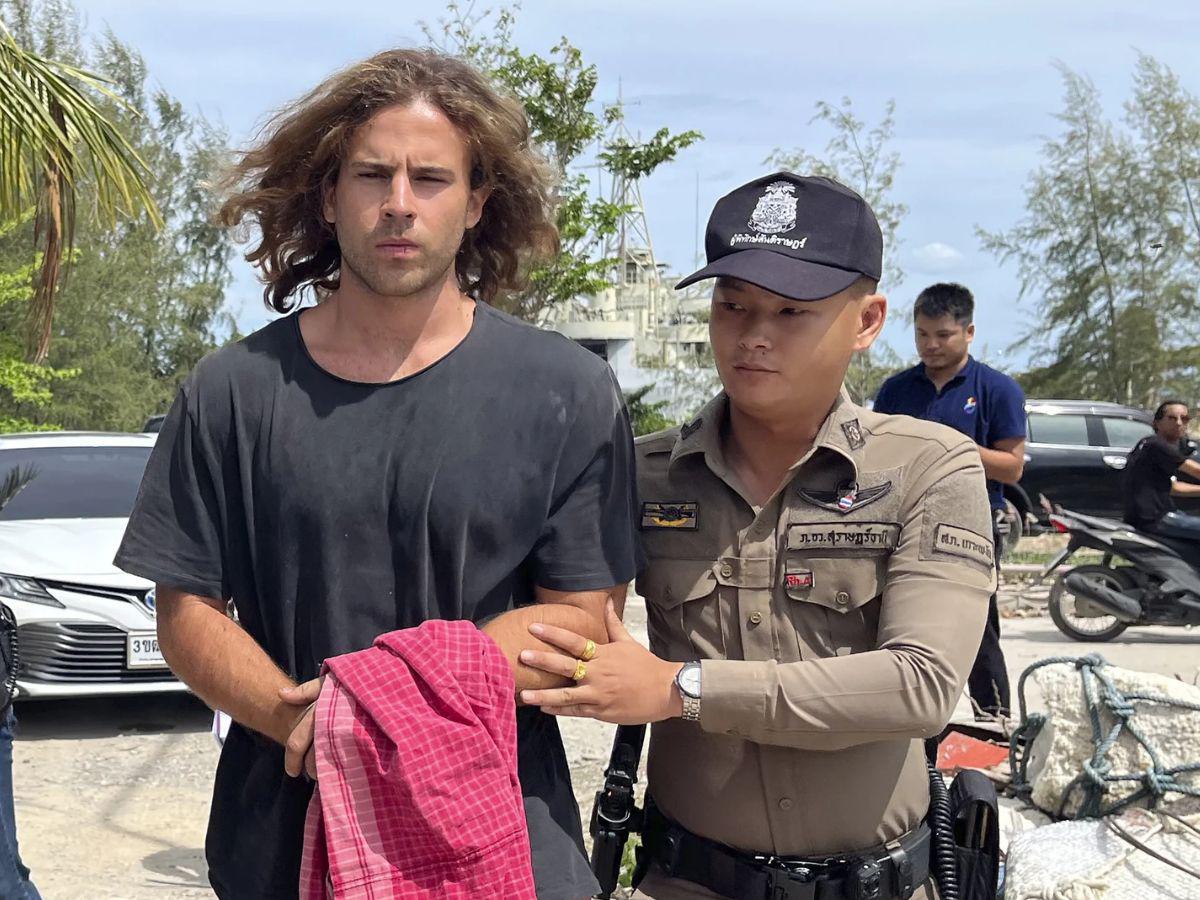 Daniel Sancho llegó con cadenas en las manos y pies a juicio en Tailandia