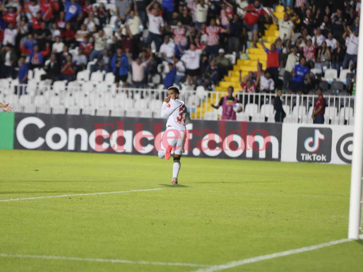 Celebración de Michaell Chirinos al anotar el primer gol de Olimpia en la Copa Centroamericana.