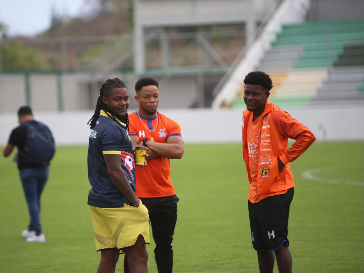 Futbolistas de Lobos y Génesis tuvieron un ameno diálogo previo a lo que será un partido en donde habrá mucho drama.