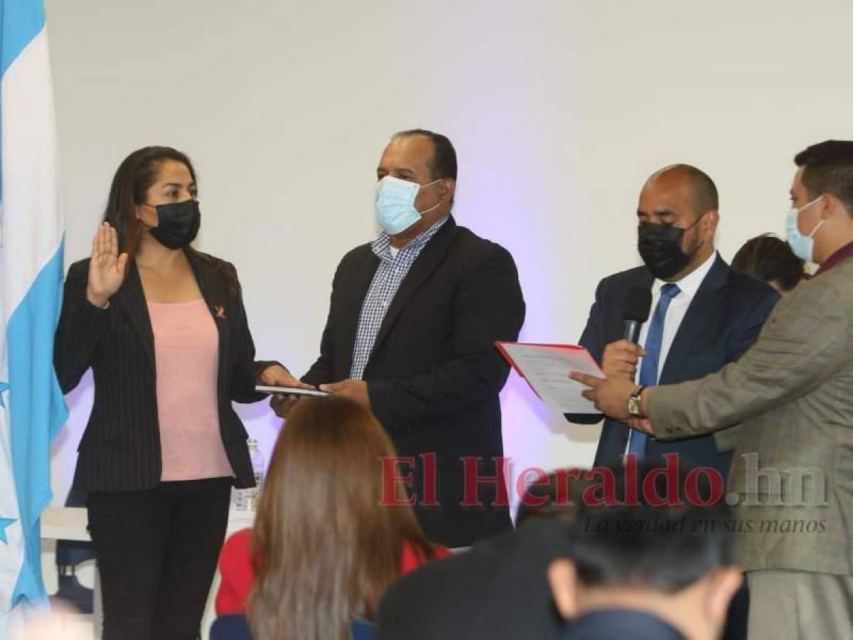 Momento en que prestaba juramento Glenda Maribel Guevara Funez, directora departamental de Francisco Morazán.