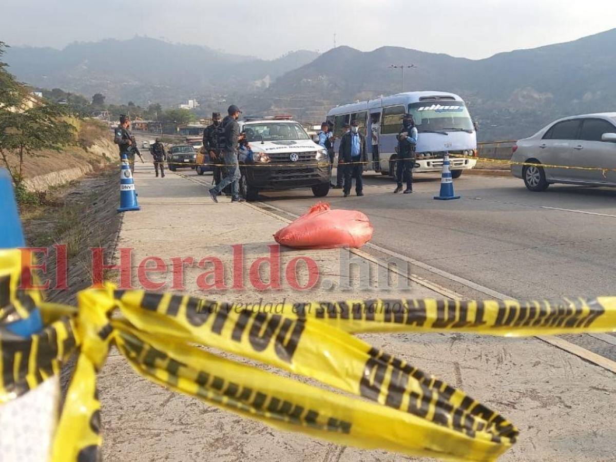 Hallan cadáver encostalado en anillo periférico de la capital