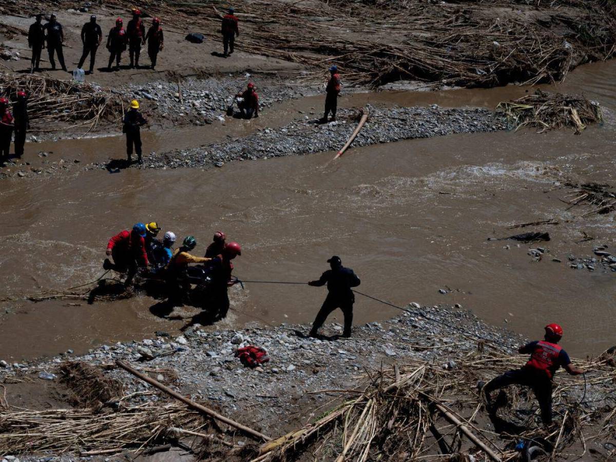 Venezuela calcula “centenar de víctimas fatales” en deslave, descartando sobrevivientes