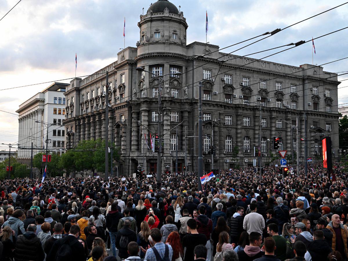 Miles de serbios protestan contra la violencia, tras dos tiroteos