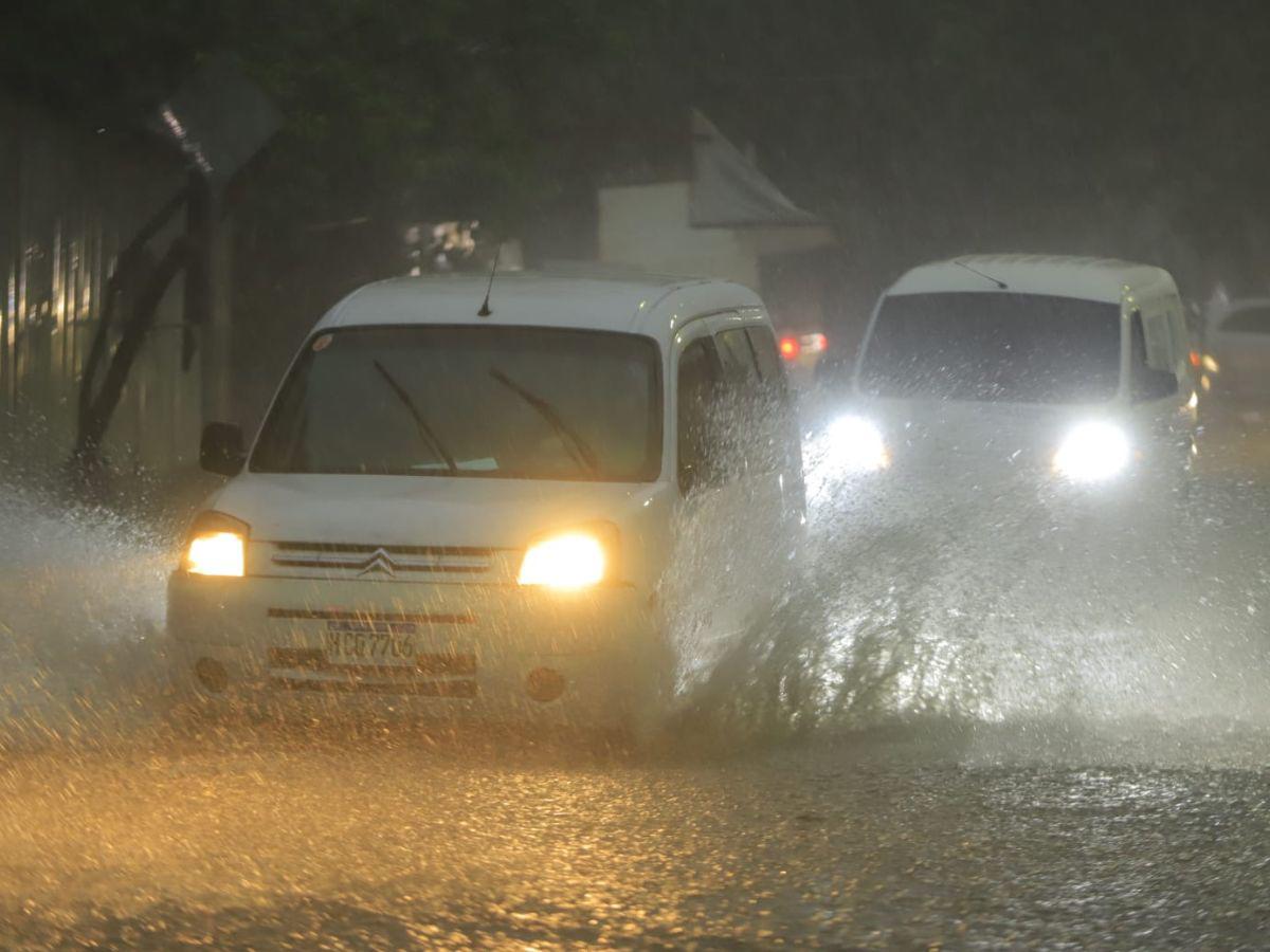 Fuertes lluvias dejan calles inundadas en San Pedro Sula