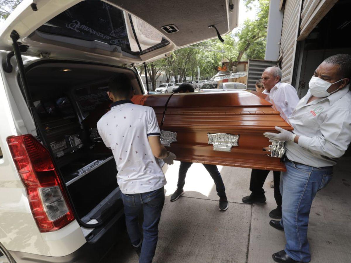 Retiran de la morgue los cuerpos de padre e hijo asesinados en Campamento, Olancho