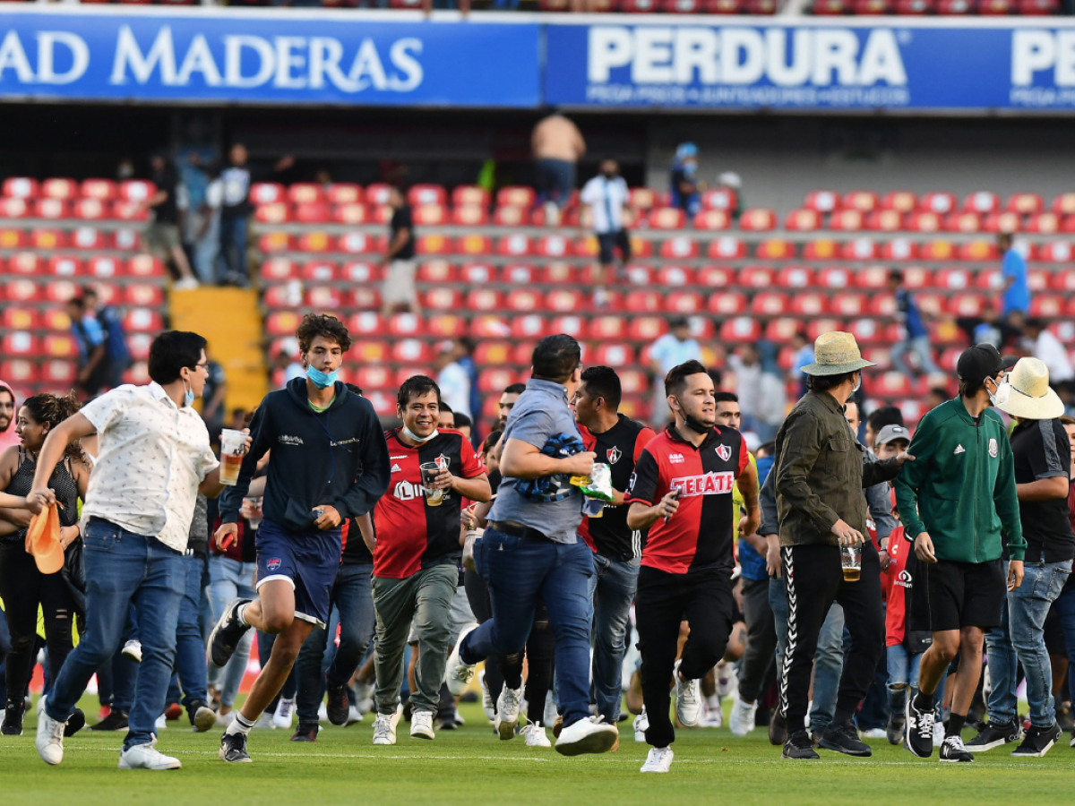 ¿Qué ocasionó el enfrentamiento entre aficionados de fútbol en México?