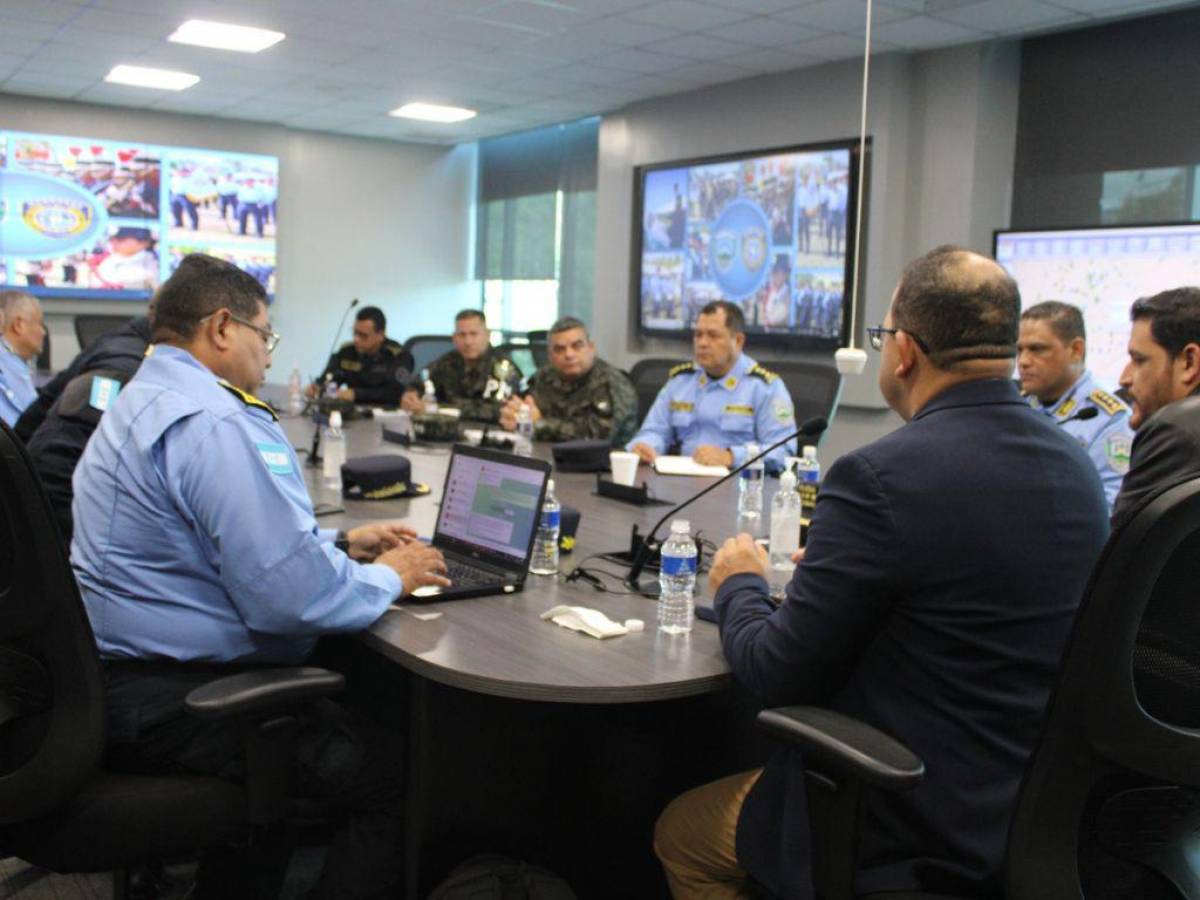 Momento de la reunión entre el ministro de Seguridad, Gustavo Sánchez junto a otras autoridades de la Policía Nacional.