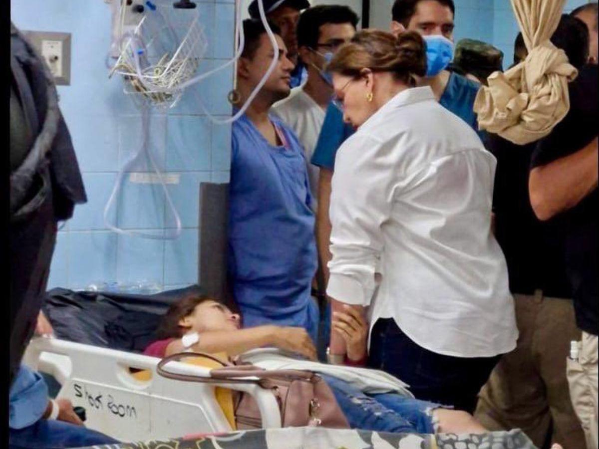 Momento en que la presidenta Xiomara Castro conversa con una de las personas heridas en el fatídico accidente.